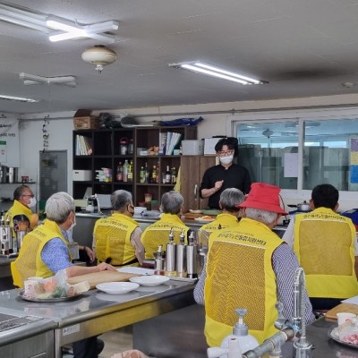 노인맞춤돌봄서비스 사회참여프로그램 독거남어르신 &#034; 내손 냅밥' 만들기 이미지